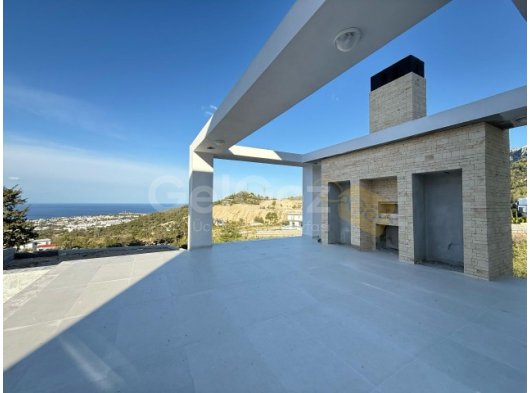 Kıbrıs Girne Karmi Bölgesin'de Kesilmez Full deniz Manzaralı, Triplex, Satılık 5+1 Villalar