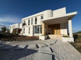 Kıbrıs Girne Karmi Bölgesin'de Kesilmez Full deniz Manzaralı, Triplex, Satılık 5+1 Villalar