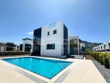 Kıbrıs Girne Karşıyaka da Denize Yürüme Mesafesinde 4+1 Özel Havuzlu Villa