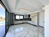 Kıbrıs Girne Karşıyaka da Denize Yürüme Mesafesinde 4+1 Özel Havuzlu Villa
