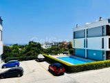 Kıbrıs Girne Lapta Bölgesinde Havuzlu Site İçinde Satılık 2+1 Ara Kat Daire