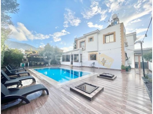 Girne Ozanköy'de Full eşyalı satılık 4+1 Havuzlu Villa