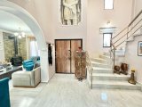 Girne Ozanköy'de Full eşyalı satılık 4+1 Havuzlu Villa