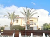 Girne Ozanköy'de Full eşyalı satılık 4+1 Havuzlu Villa