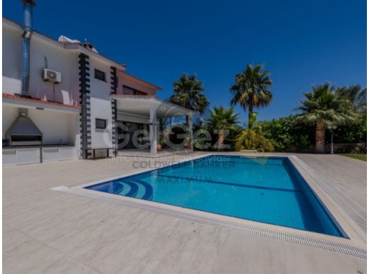 KKTC Girne Ozanköy'de Havuzlu 4+1 Ultra Lüks Villa - Geniş Bahçe, Eşsiz Konum!
