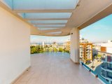 KKTC Girne Merkezde Site İçerisinde Özel Teras Yüzme Havuzlu Satılık 4+1 Tripleks Penthouse