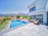 Girne Bellapais Bölgesinde, Türk Malı, Triplex, 5+2, Yüzme Havuzlu Satılık Lüks Villa