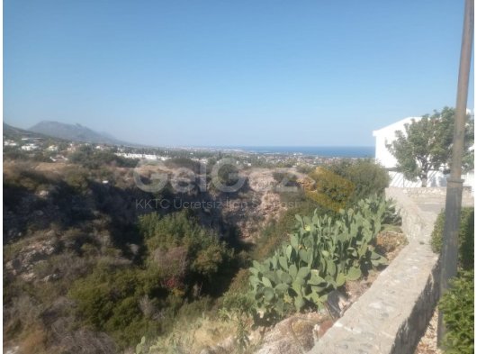Girne Çatalköy bölgesinde satılık 5 dönüm 3 evlek (8000m2)arsa