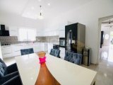 Edremit’te Günlük Kiralık Villa – 5 Yatak Odalı | Günlük £300