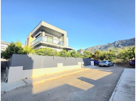 KKTC Girne Edremitte Muhteşem Konumda Satılık 4+1 Bodrumlu Lüks Villa