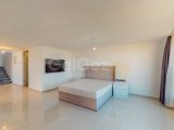 KKTC Girne Merkezde Site İçerisinde Özel Teras Yüzme Havuzlu Satılık 4+1 Tripleks Penthouse