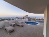 KKTC Girne Merkezde Site İçerisinde Özel Teras Yüzme Havuzlu Satılık 4+1 Tripleks Penthouse