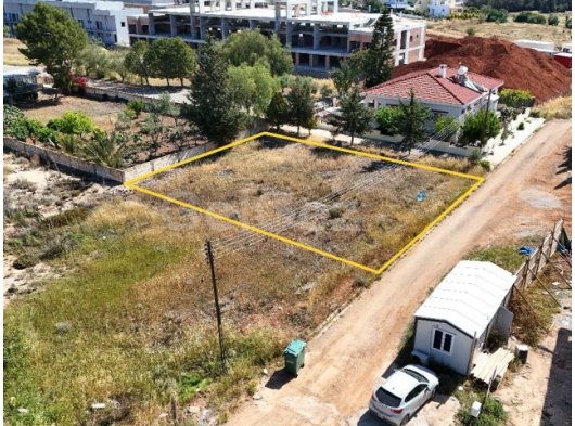 İSKELE BAHÇELER'DE SATILIK ARSA.