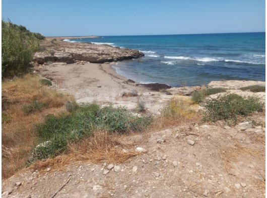 Girne Karşıyaka bölgesinde denize çok yakın bir mesafede satılık 4+1 müstakil ev