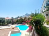 Girne Edremitte 3+1 daire sitede