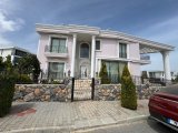 Girne, Çatalköy‘de dağ ve deniz manzaralı satılık 4 + 1 villa