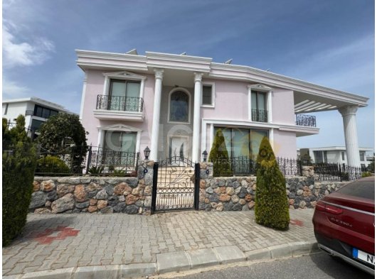 Girne, Çatalköy‘de dağ ve deniz manzaralı satılık 4 + 1 villa
