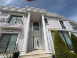 Girne, Çatalköy‘de dağ ve deniz manzaralı satılık 4 + 1 villa