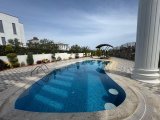 Girne, Çatalköy‘de dağ ve deniz manzaralı satılık 4 + 1 villa