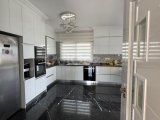 Girne, Çatalköy‘de dağ ve deniz manzaralı satılık 4 + 1 villa