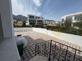 Girne, Çatalköy‘de dağ ve deniz manzaralı satılık 4 + 1 villa
