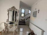 Girne, Çatalköy‘de dağ ve deniz manzaralı satılık 4 + 1 villa