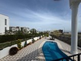 Girne, Çatalköy‘de dağ ve deniz manzaralı satılık 4 + 1 villa