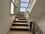 Girne, Çatalköy‘de dağ ve deniz manzaralı satılık 4 + 1 villa