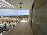 Girne, Çatalköy‘de dağ ve deniz manzaralı satılık 4 + 1 villa