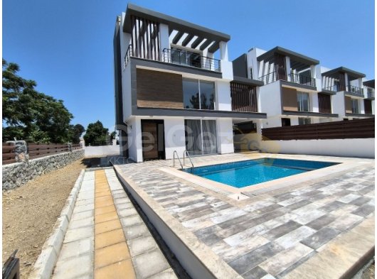 Girne Karaoğlanoğlu'nda Satılık Muhteşem Dağ ve Deniz Manzaralı 3+1 Villa!