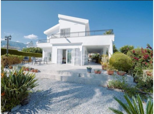 Acil satılık! ﻿Girne, Zeytinlikte Denize yakın satılık 3+1 villa