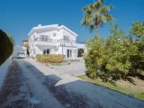 Acil satılık! ﻿Girne, Zeytinlikte Denize yakın satılık 3+1 villa