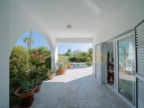 Acil satılık! ﻿Girne, Zeytinlikte Denize yakın satılık 3+1 villa