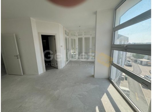 Lefkoşa, Yenikent'te satılık 4+1 penthouse