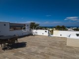 Alsancak'ta Manzaranın Zirvesinde: Jakuzili Roof Teraslı Lüks Penthouse!