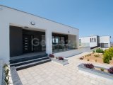 Girne Arapköy’de satılık 4+2 Ultra Lüks Villa Vadi ve Deniz Manzaralı