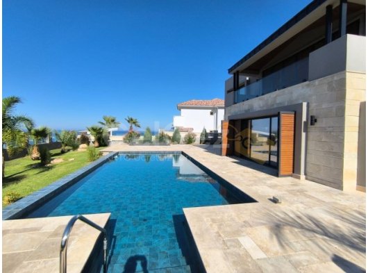Emsalsiz Satılık 4+1 Ultra Lüks Villa - Girne Esentepe