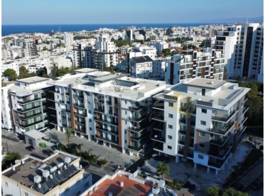 Girne Merkezde Satılık Lüks donanımlı 1+1 Eşyalı Daire! Deniz & Dağ Manzaralı