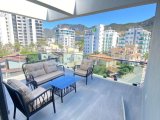 Girne'nin kalbinde, çevre yolunun hemen altında yer alan bu muhteşem 2+1 penthouse