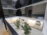 Girne'nin kalbinde, çevre yolunun hemen altında yer alan bu muhteşem 2+1 penthouse