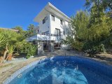 GİRNE KARMI’DE 6+2 HAVUZLU MUHTEŞEM VİLLA