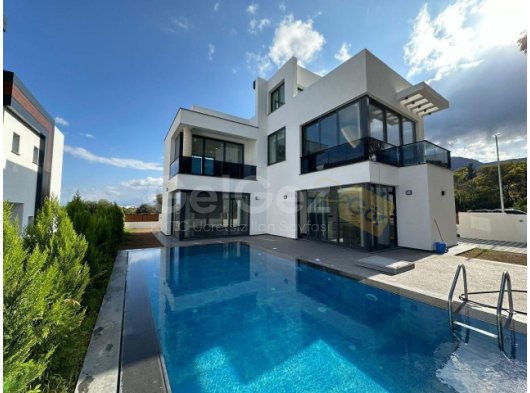 Girne, Alsancak'ta satılık 4+1 muhteşem villa