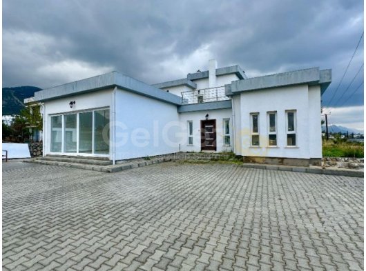Girne Çaralköy'de satılık 5+2 villa