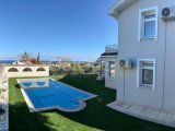 Girne Edremit bölgesinde satılık 5+1 villa