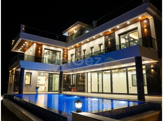 Girne ,Edremit bölgesinde satılık 4+1 muhteşem tripleks villa