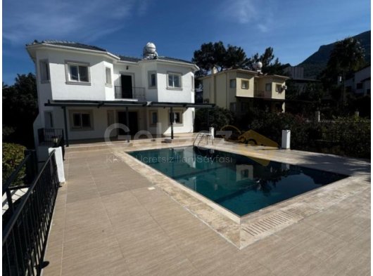 Girne, Zeytinlikte satılık 4+1 lüks villa