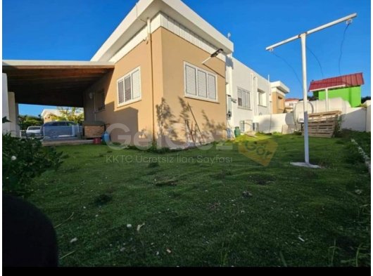GAZİMAĞUSA MUTLUYAKA BÖLGESİ MÜSTAKİL EV 2+1 BÜYÜK BALKON GENİŞ BAHÇE