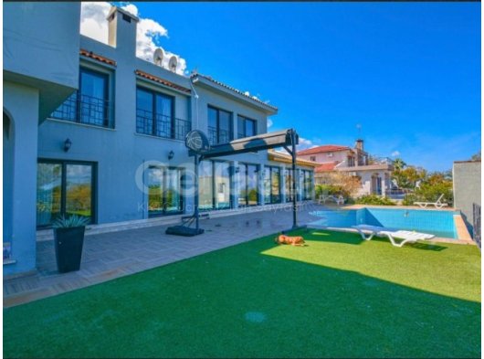 Girne, Alsancak'ta satılık muhteşem 5+2 villa