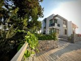 Girne Alsancak'ta 3+1 Lüks Tasarlanmış Satılık İkiz Villa