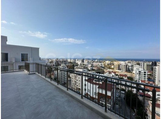 Girne Merkez'deHer Yere Ulaşımı Kolay Full Manzaralı Sıfır Binada Sıfır Eşyalı Kiralık 3+1 Penthouse Daire